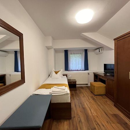Bassiana Hotel Es Etterem Sárvár Exteriör bild