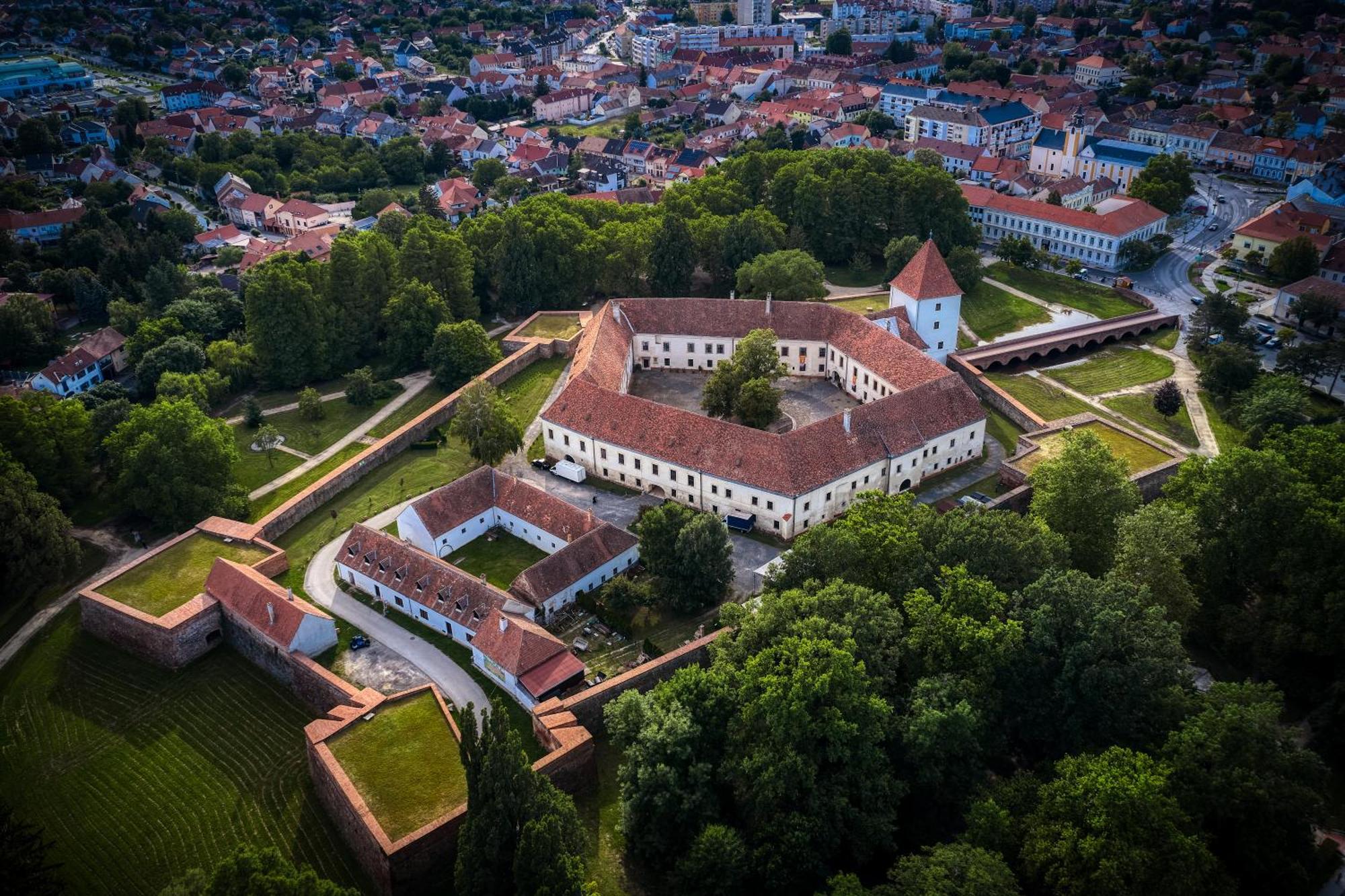 Bassiana Hotel Es Etterem Sárvár Exteriör bild