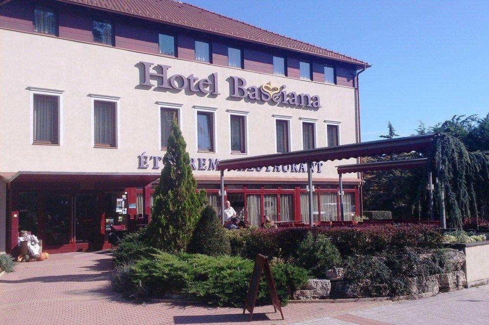 Bassiana Hotel Es Etterem Sárvár Exteriör bild